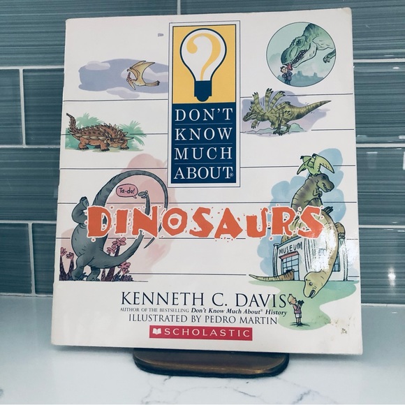 Bundle of 5 Scholastic Books Plus Small Pencil Case - Picture 13 of 16